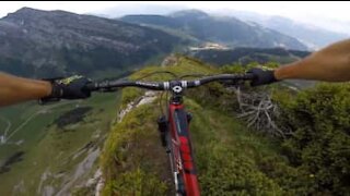 Auriez-vous le courage de descendre cette montagne à vélo?