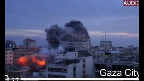 A building in Gaza was targeted by an Israeli airstrike, resulting in a substantial explosion