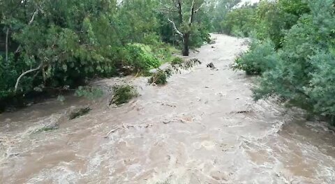 Rain causes flash flooding in Johannesburg (U5k)