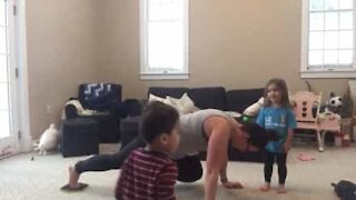 Trebarnsmor kjemper for å trene