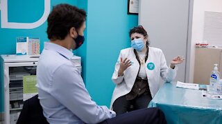 Justin Trudeau révèle son tatouage pendant son vaccin contre la grippe