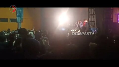 Over Kapasitas Konser Di Makassar Dibubarkan, Satgas Dilempari botol #Makassar #Konser #DompasTV
