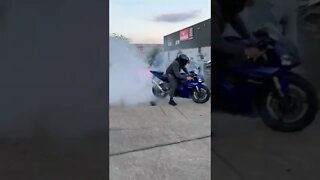 YAMAHA R1 BURNOUT