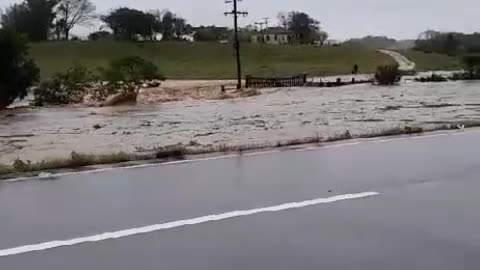 Viatura da polícia levada pela água