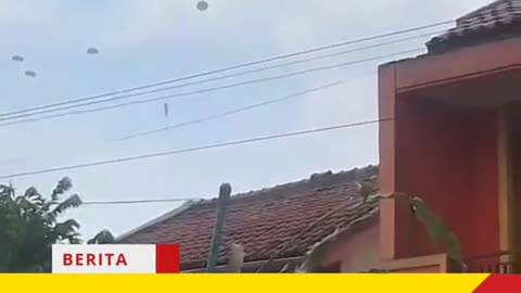 Kejadian berlaku di ruang udara Bandung, Jawa Barat kelmarin.