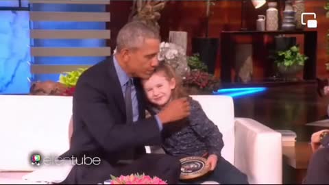 Cute moments Obama gives Macey a presidentialseal