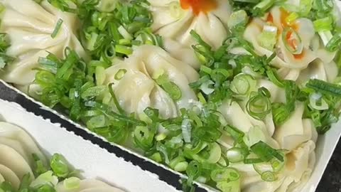 The way Chinese buns are eaten as a cold dish is not dipped in vinegar, but onions and peppers