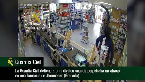 La Guardia Civil detiene a un individuo cuando perpetraba un atraco en una farmacia de Almuñécar