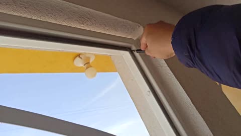 Cómo quitar un vidrio pegado con silicón en una ventana