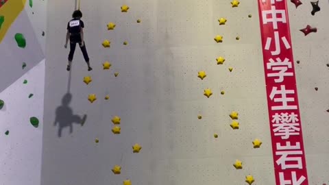 Primary school students' rock climbing speed competition, girls in grade one of primary school on th