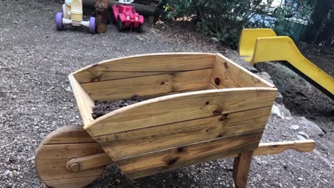 מכינים מריצה לילדים מעץ ממוחזר Making a kid's wheelbarrow from reclaimed wood