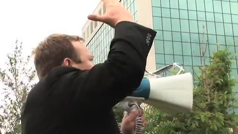 Flashback 2006: Alex Jones Protests Bilderberg Group Meeting In Canada