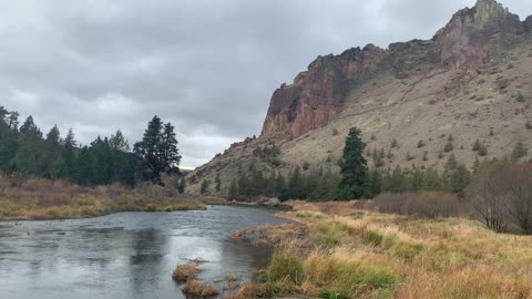 Central Oregon – Smith Rock State Park – River Winding Through Gorgeous Canyon – 4K