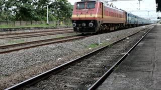 Indian ED/WAP-4/22647 Fast Passenger passing station #indianrailways #railway #locomotive #train