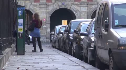 Draguer une fille en groupe dans la rue - audacieux! _ Caméra cachée.