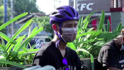 Indonesian bikers servicing people in self-isolation