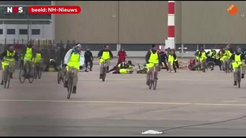 Amsterdam Airport Police Chase Climate Activists to Block Private Planes While Riding Bicycles