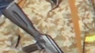 Humor - Soldado distraído com a arma no fundo da reportagem