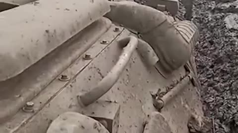 Bakhmut: Ukriane military vehicles struggle to traverse mud