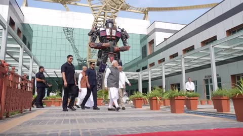 PM Modi visits Robot Gallery at Gujrat.