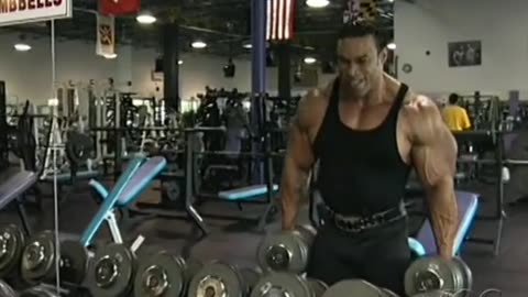 100Lbs Dumbbell Curls - In your face | Kevin Levrone