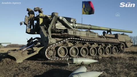Ukrainian artillery support army on Donbas frontline and write messages for Putin on shells
