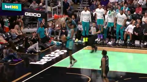 Brandon Miller Explodes with Powerful Dunk in Transition! Nets vs. Hornets