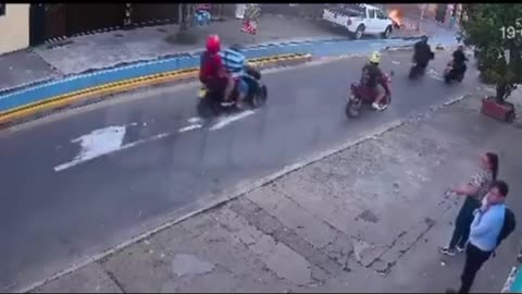 Ladrón escapando con moto en llamas
