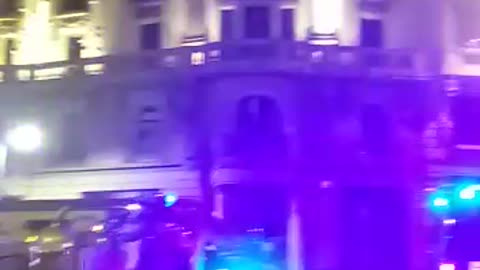 Con Policías nacionales durante el ataque separatista del 18-O en Barcelona (4)