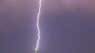 Incredible scenes of lightning hitting the clock tower in Mecca, Saudi Arabia