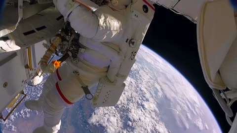 Astronautas pierden un escudo en el espacio por accidente