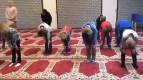 Islamizzazione dell'Europa - Belgio ai bambini viene insegnato a pregare Allah