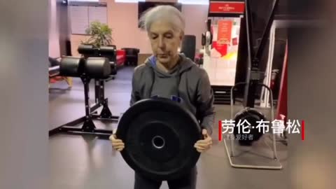 Are you still clamoring for losing weight? Let's see 72-year-old grandma lifting iron easily ~