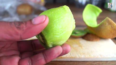 Life Hack: Fastest way to peel a kiwi!
