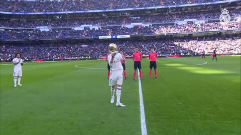 Cristiano Ronaldo offers his fourth Ballon d'Or to the Bernabéu!
