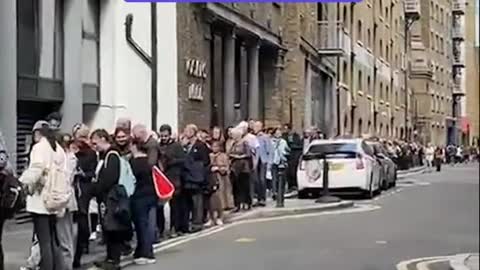 The line to see the Queen's coffin is now over 4 miles long
