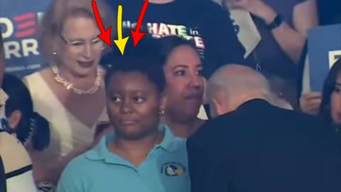 No vácuo: Biden ignora deliberadamente uma mulher afro-americana.