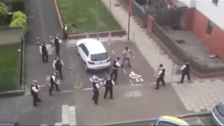 🚨WATCH: British policemen vs 1 migrant