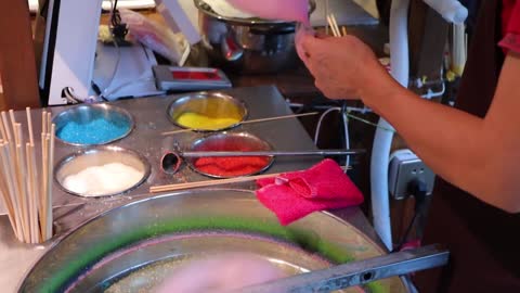 Cotton candy made of colorful pieces / cotton candy art - Chinese street food
