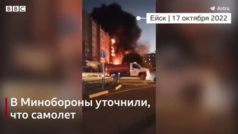 Военный самолет упал в жилом массиве в Ейске