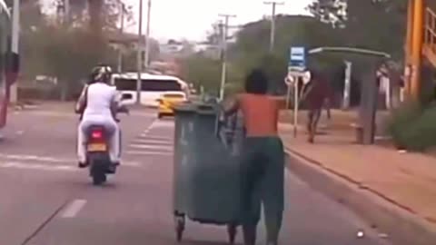 Video: Habitante de la calle “paseó” contenedor de $1 millón que habría robado