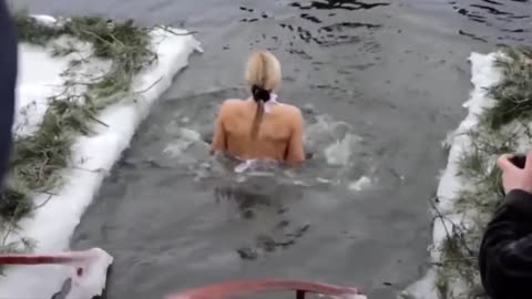 Russia ice water, swimmers race in deadly cold