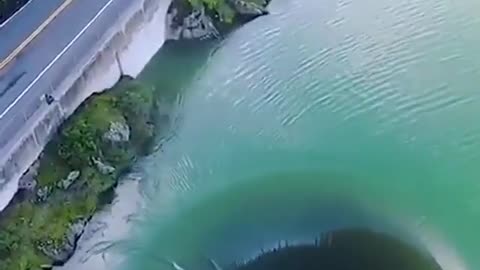 Lago Berryessa em Napa, na Califórnia. 😳😍 Vídeo via drones_are_cool