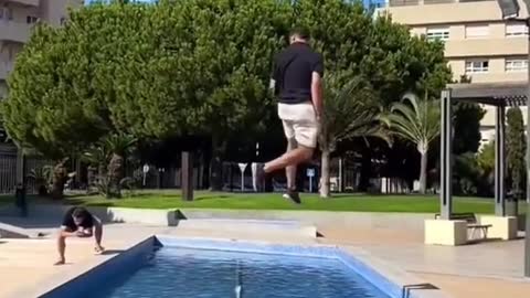 He’s got to hop a bigger pool 👌 (andres_freerunIG) #parkourlife #freerunning #nodaysoff