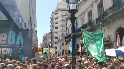 Cientos de trabajadores de la Agencia de Noticias TELAM se manifiestan en Argentina