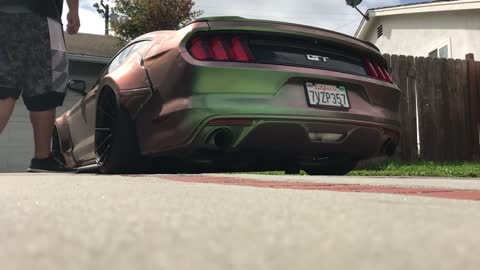 WIDEBODY MUSTANG 5.0 STRAIGHT PIPE COLD START!