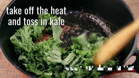 Warm Keto Kale Salad in Bacon Vinaigrette 🥬🥓🥬