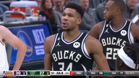 The Lakers bench bring back the countdown for Giannis' free throws