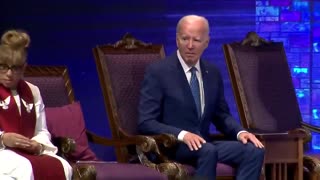 Biden Nervously Stares at His Staffers, Doesn’t Stand Up