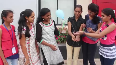 Pressure fountain with balloon